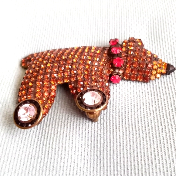 ADORABLE CRYSTAL BROWN BEAR ON WHEEL'S PIN - Picture 2 of 7